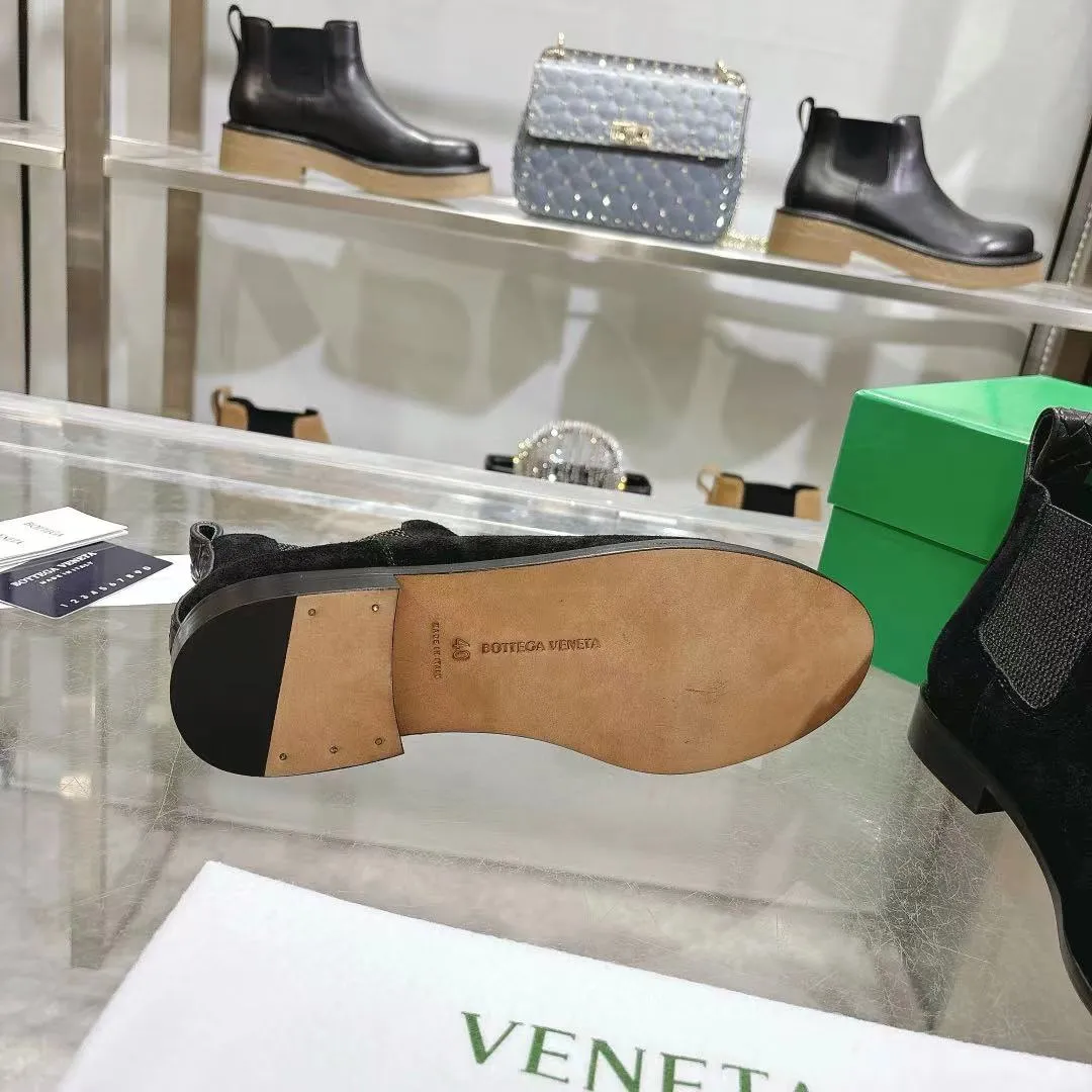 [BV] Top P: 840💰Size for couples: Female 35-39 Male 39--44 (Female 40. Male 38.45.46.47 customization is not returnable) [Note‼ ️] Add 💰 to size 46, add 20💰 to size 47, Bottega Veneta 2025 autumn and winter counter synchronized style Bottega Veneta small round toe short boots, high mercerized cow velvet, solid color cow lining! Leather outsole! A one-to-one replica of the original! Fine workmanship! quality assurance!